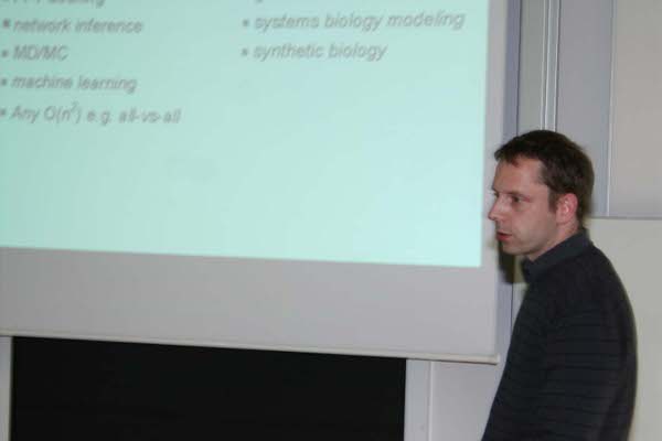 Dr. Olav Zimmermann vom Jülich Supercomputing Centre stellte das Konzept des Simulation Laboratory Biology vor und diskutierte Anwendungen in der biologischen Forschung.