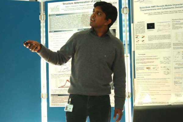 Dr. Santhosh Ayalur-Karunakaran, z.Zt. Postdoktorand in Jülich, stellte Festkörper-NMR Daten aus seiner Doktorarbeit vor, angefertigt bei Prof. Blümich an der RWTH Aachen.