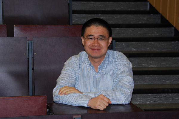 Dr. Peixiang Ma, Jülich, vor seinem Vortrag zur Untersuchung eines membranverankerten Proteins in Nanodiscs mittels NMR. 