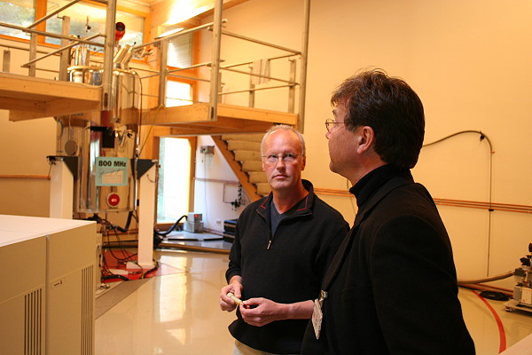 The NMR-hall of the “Biomolecular NMR centre Jülich” was toured after the talks.