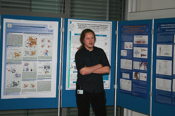 Dr. Henrik Müller, Postdoktorand in Jülich, sprach über Festkörper-NMR Studien an Proteinfibrillen.