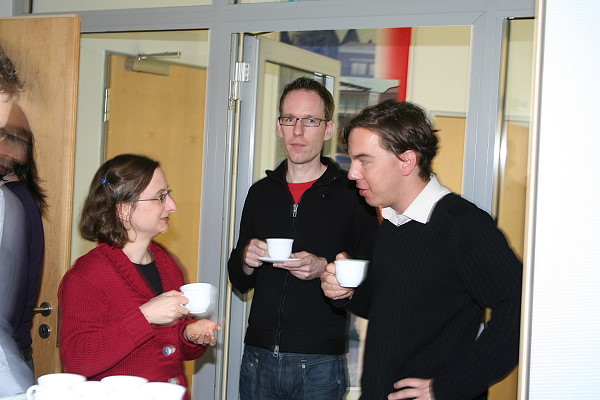 Die Kaffeepause bot Gelegenheit zu Diskussionen zwischen Spezialisten der Festkörper-NMR (Prof. Henrike Heise und Dr. Wolfgang Hoyer (Mitte), Düsseldorf) und der Flüssig-NMR (Sven Schünke, Jülich).