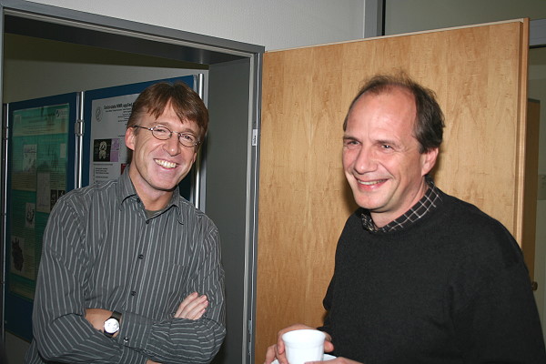 Der erste Leiter des Bio-NMR-Labors am Forschungszentrum Jülich (Prof. Stephan Grzesiek, jetzt Basel) freut sich über das Treffen mit seinem Nachfolger und heutigem Lehrstuhlinhaber an der Universität Düsseldorf, Prof. Dieter Willbold (links). 