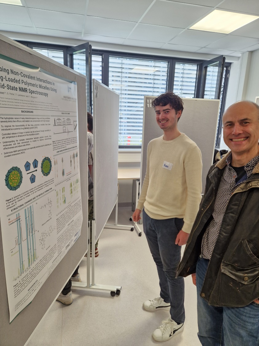 Als externen Sprecher durften wir uns über den Besuch von Prof. Andres Ramos (rechts) vom University College London freuen, der seine umfangreichen Erkenntnisse über die m6A-Methylierung von RNAs aus einer Kombination von NMR-Strukturbiologie mit zellbiologischen Untersuchungen vorstellte und am Nachmittag mit großem Interesse mit den Mitgliedern des Netzwerks die auf den Postern dargestellten Forschungs­ergebnisse diskutierte.