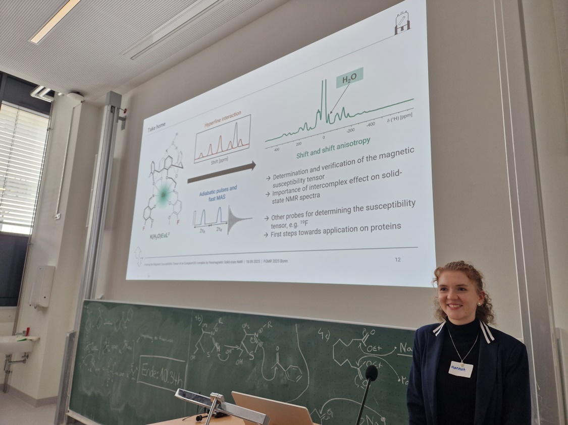 Hannah Busch von der RWTH Aachen berichtete über die Charakterisierung der bemerkenswerten Eigenschaften von paramagnetischen Europium(III)-Ionen in einem Calix[4]aren-Komplex mittels Festkörper-NMR-Spektroskopie.