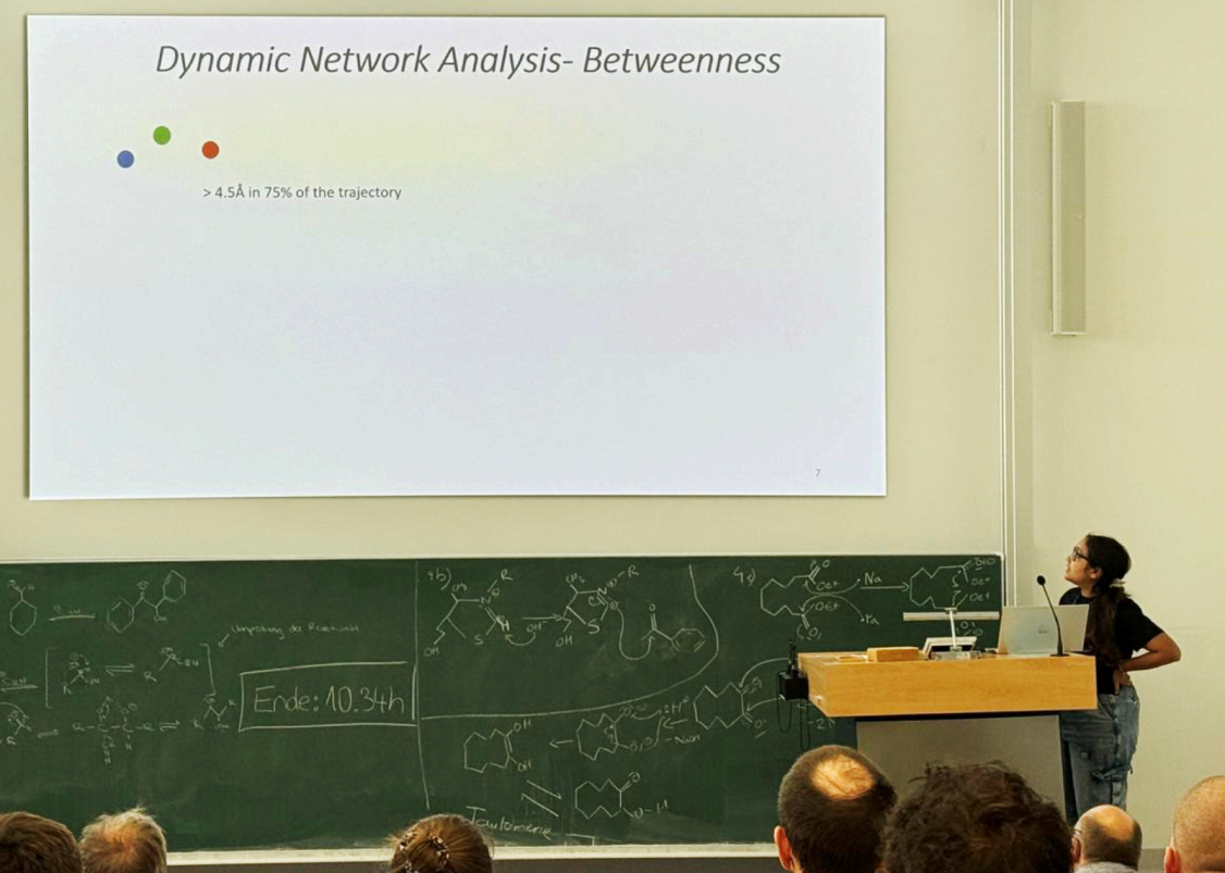 Suchandra Roy Acharyya von der TU Dortmund erläuterte, wie sie mit Moleküldynamik-Simulationen in Kombination mit NMR-spektroskopischen Daten die allosterische Dynamik der MAP-Kinase p38-alpha aufklärt, die eine zentrale Rolle in der Signaltransduktion der gesunden wie kranken Zelle spielt.