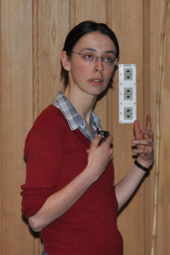 Dr. Anja Matena, Essen, zeigte Ergebnisse ihrer Doktorarbeit, in der sie NMR-Daten und Bioinformatik zum Design funktionaler Peptide verwendete.
