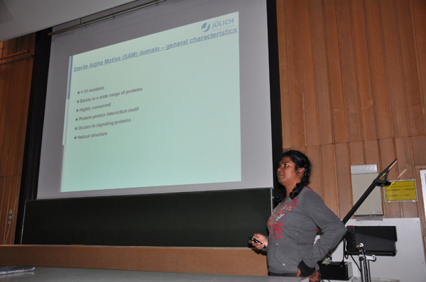 Pallavi Thiagarajan, Jülich, sprach zu Bestimmung der Struktur und zur Charakterisierung des Dimerisierungsverhaltens der SAM Domäne des Proteins SLY1.