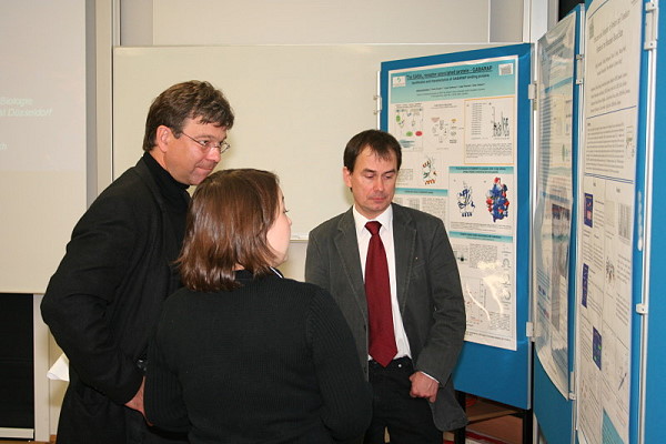 In den Pausen gab es genug Zeit für Diskussionen an den mitgebrachten Poster. Hier ist Prof. Dr. Thomas Peters (links), der Gastredner, am Poster von Sophie Feuerstein (mittig) im Gespräch mit PD Dr. Bernd König (rechts) zu sehen.