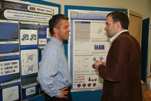 Jun.-Prof. Dr. Raphael Stoll aus Bochum diskutiert mit PD Dr. Matthias Geyer.